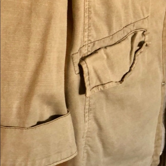 Ruggedly handsome in a lightweight jacket! - Picture 4 of 8